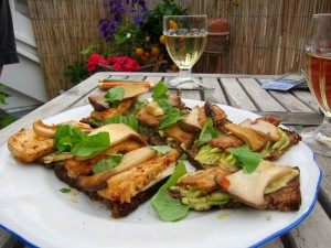 Pilze&Tofu auf getoastetem Avocado/Sojanäse-Volkornbrot